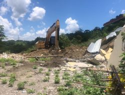 Pindahkan Material Longsor di Takari, Dua Rumah Warga Dibongkar, Pemda Akan Bangun Kembali