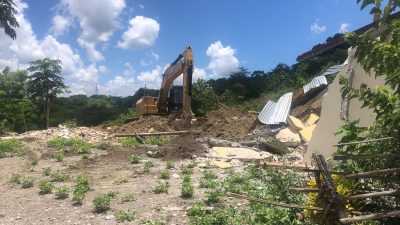 Pindahkan Material Longsor di Takari, Dua Rumah Warga Dibongkar, Pemda Akan Bangun Kembali