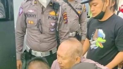SALUT! Polisi Evakuasi Pasien Stroke yang Terjebak Macet di Lokasi Longsor Takari