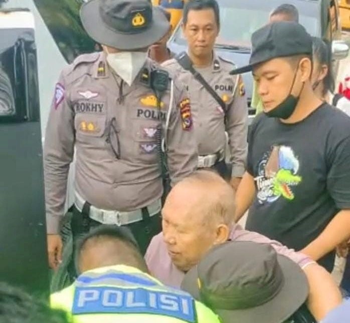 SALUT! Polisi Evakuasi Pasien Stroke yang Terjebak Macet di Lokasi Longsor Takari