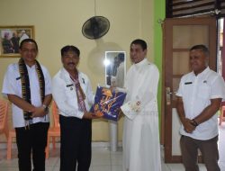 Kunjungi Paroki BTN Kolhua dan Seminari Oepoi, Penjabat Wali Kota Kupang Serahkan Bantuan Perlengkapan Liturgi