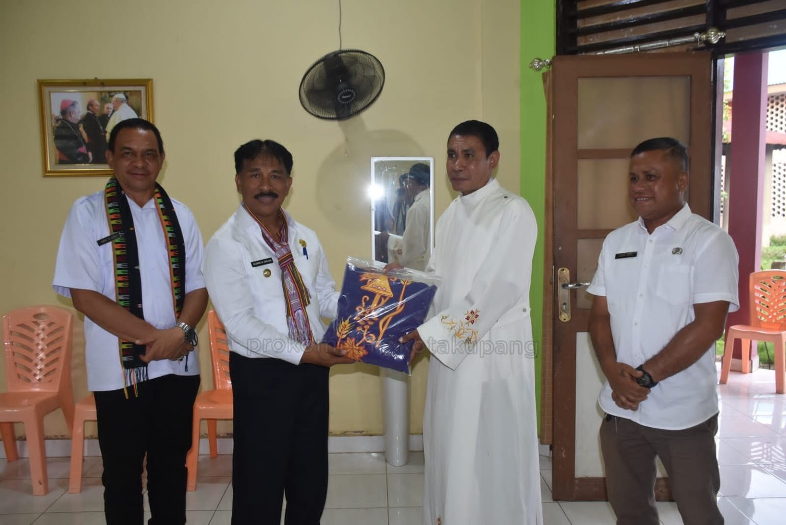 Kunjungi Paroki BTN Kolhua dan Seminari Oepoi, Penjabat Wali Kota Kupang Serahkan Bantuan Perlengkapan Liturgi Kunjungi Paroki BTN Kolhua dan Seminari Oepoi, Penjabat Wali Kota Kupang Serahkan Bantuan Perlengkapan Liturgi