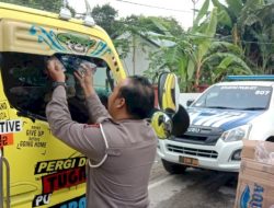Polda NTT Kerahkan Anggota Bantu Pengendara di Lokasi Bencana Longsor Takari
