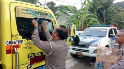 Polda NTT Kerahkan Anggota Bantu Pengendara di Lokasi Bencana Longsor Takari
