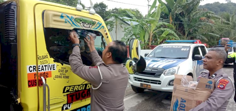 Polda NTT Kerahkan Anggota Bantu Pengendara di Lokasi Bencana Longsor Takari