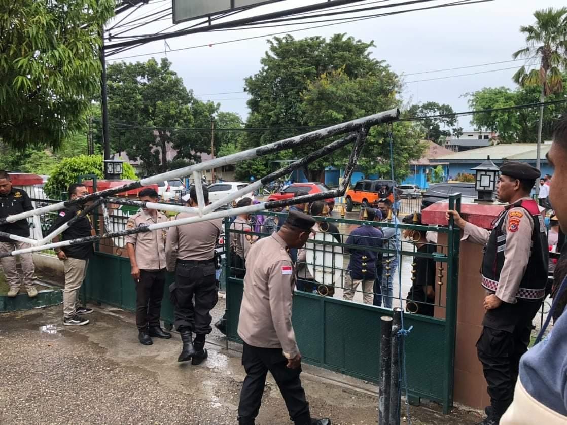 Simpatisan Ira Ua Datangi Pengadilan Saat Sidang Tuntutan, Tak Dizinkan Masuk, Polisi Kawal Ketat Simpatisan Ira Ua Datangi Pengadilan Saat Sidang Tuntutan, Tak Dizinkan Masuk, Polisi Kawal Ketat