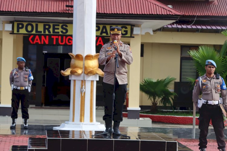 Pimpin Apel Perdana, Wakapolres Kupang Yulianus Lau Ajak Anggota Saling Bekerja Sama Pimpin Apel Perdana, Wakapolres Kupang Yulianus Lau Ajak Anggota Saling Bekerja Sama