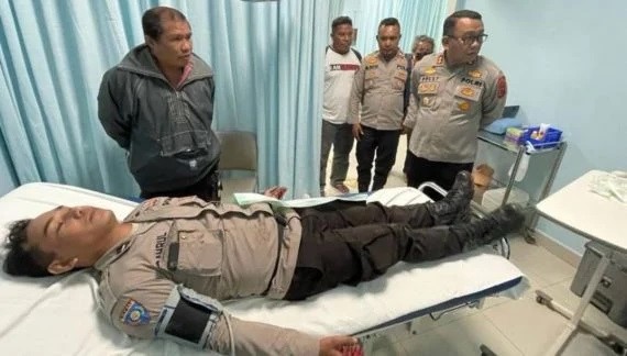 Hendak Amankan Pelaku, Polisi di NTT Malah Dibacok, Tembakan Peringatan Tak Dihiraukan, 2 Jari Tangan Nyaris Putus Hendak Amankan Pelaku, Polisi di NTT Malah Dibacok, Tembakan Peringatan Tak Dihiraukan, 2 Jari Tangan Nyaris Putus