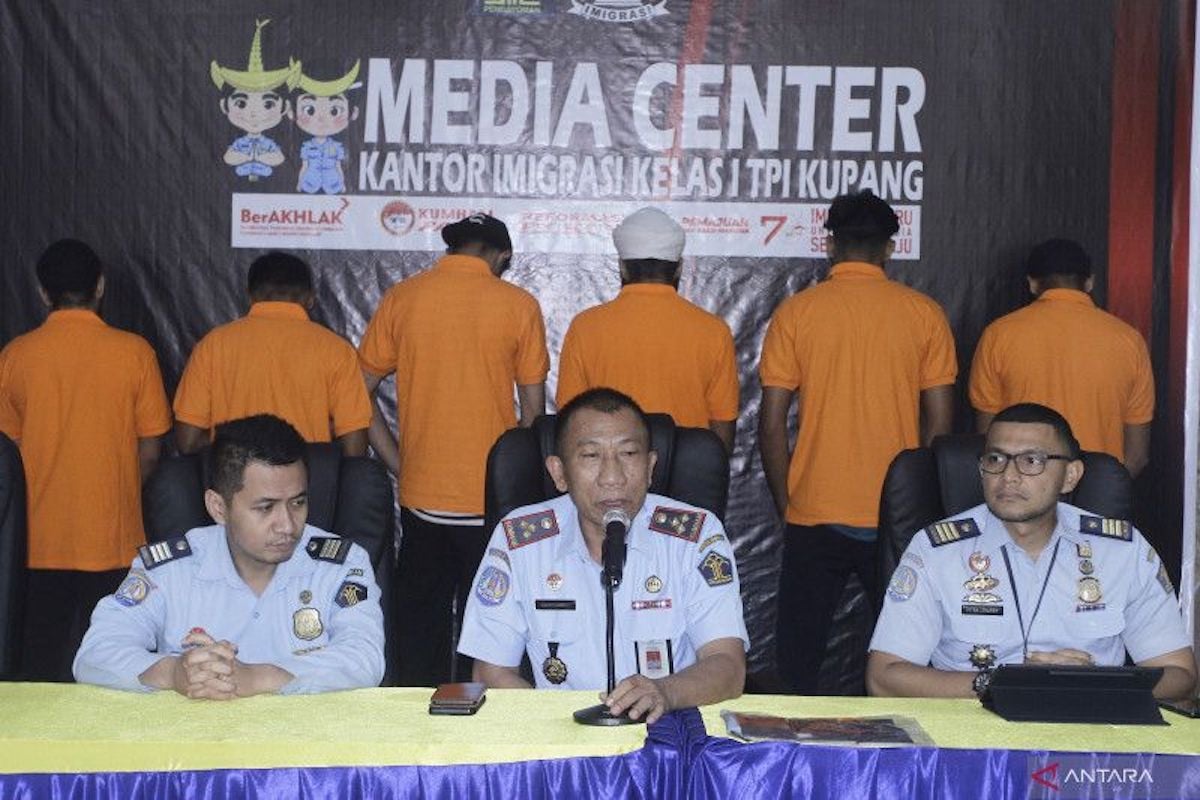 6 WNA Asal India yang Terdampar di Rote Ndao Dideportasi Imigrasi Kupang