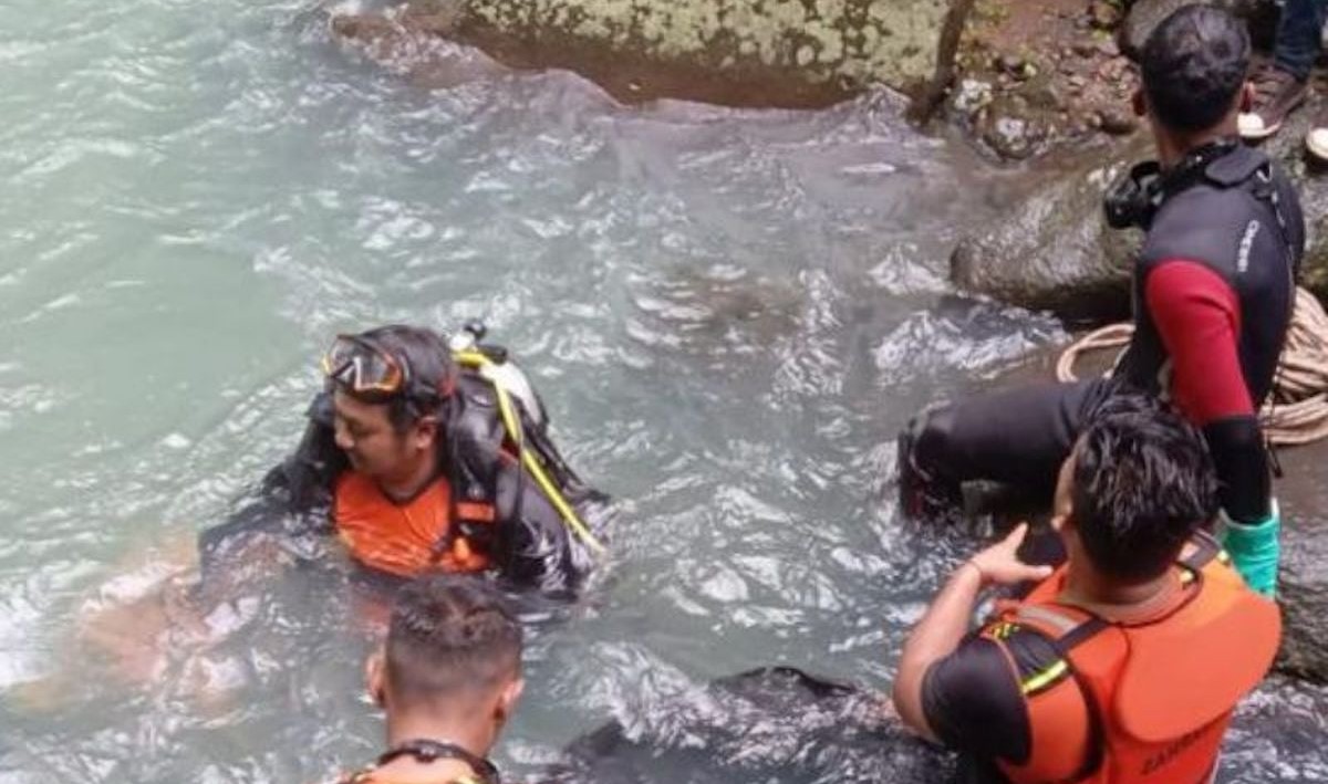 Pemuda Tenggelam di Air Terjun Aimimat Sikka Ditemukan Tewas Pemuda Tenggelam di Air Terjun Aimimat Sikka Ditemukan Tewas