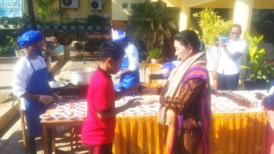 Julie Laiskodat Beri Sarapan Kelor dan Ikan kepada Siswa SMAN 1 Kupang
