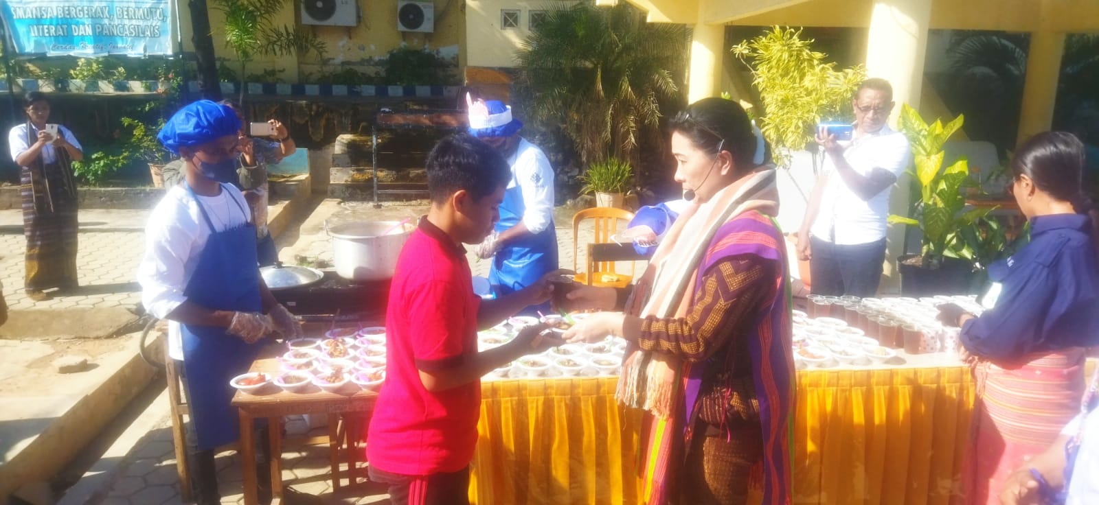 Julie Laiskodat Beri Sarapan Kelor dan Ikan kepada Siswa SMAN 1 Kupang