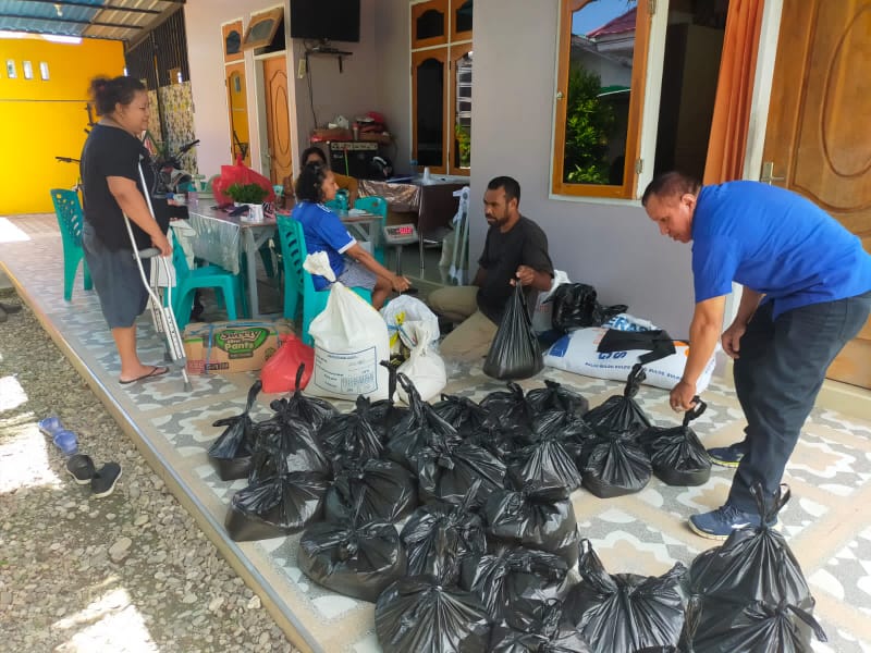 Peduli 45 KK Korban Longsor Takari, GAMKI NTT Salurkan Bantuan Sembako