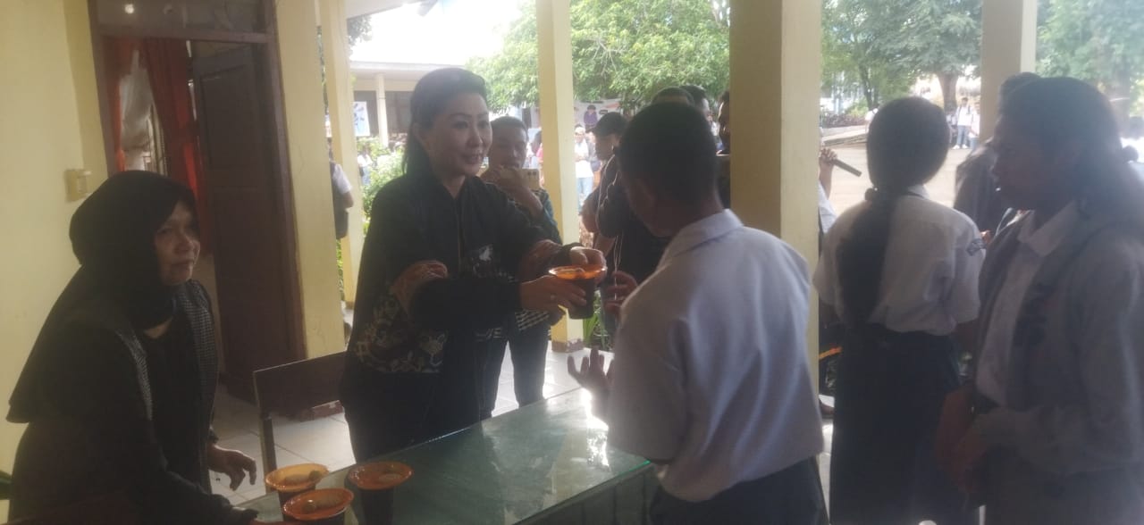 Dukung Jam Sekolah Mulai di Pagi Buta, Dekranasda NTT Beri Sarapan bagi Siswa dan Guru Setiap Hari