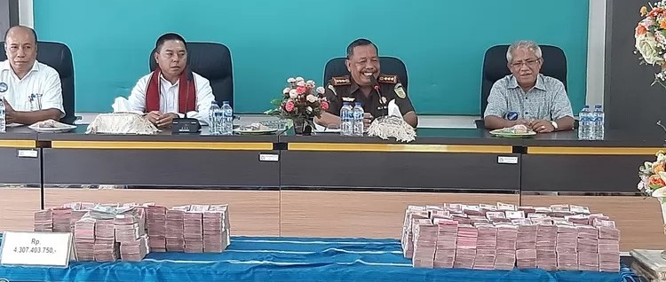 Jaksa Serahkan Uang Tunai Rp4,3 Miliar ke Bank NTT, Hasil Lelang Barang Rampasan Korupsi