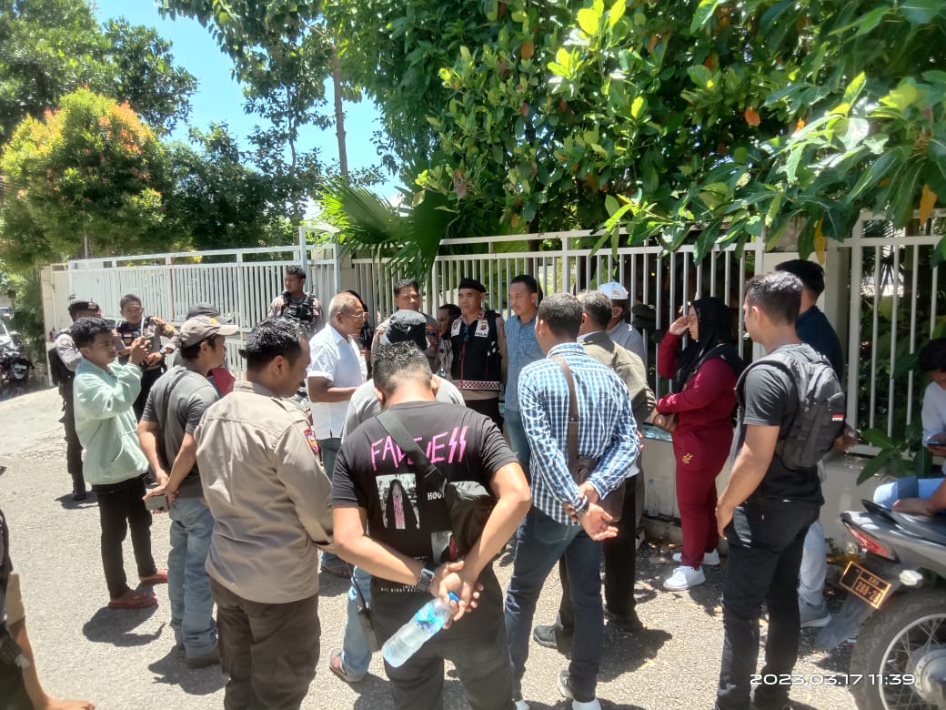 Mantan Ketua STIKes Nusantara Kupang Berulah, Pagar Kampus Ditutup Mantan Ketua STIKes Nusantara Kupang Berulah, Pagar Kampus Ditutup