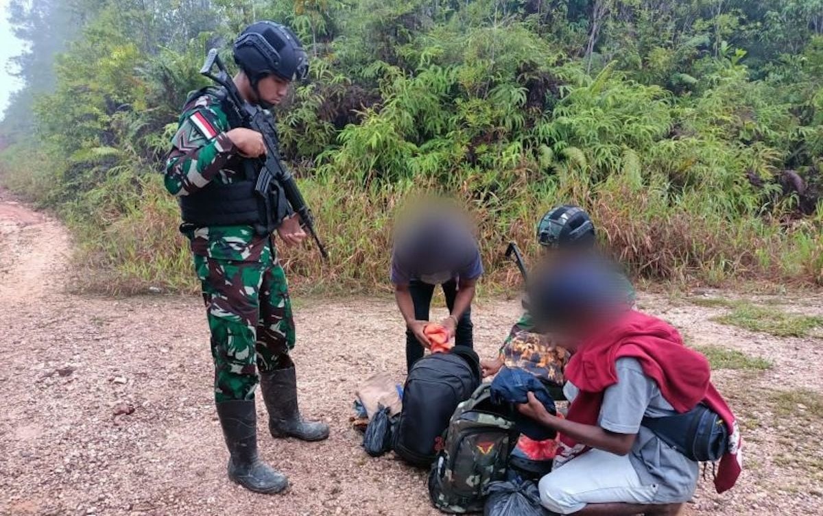 Dua PMI Ilegal Asal NTT Ditangkap Prajurit TNI di ‘Jalan Tikus’ Perbatasan Indonesia-Malaysia