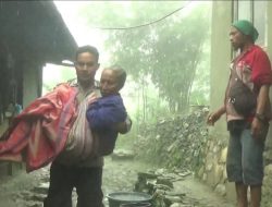 SALUT! Aksi Terpuji Polisi di Perbatasan RI-Timor Leste, Evakuasi Lansia Lumpuh Korban Bencana Longsor