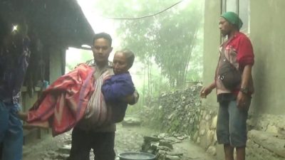 SALUT! Aksi Terpuji Polisi di Perbatasan RI-Timor Leste, Evakuasi Lansia Lumpuh Korban Bencana Longsor