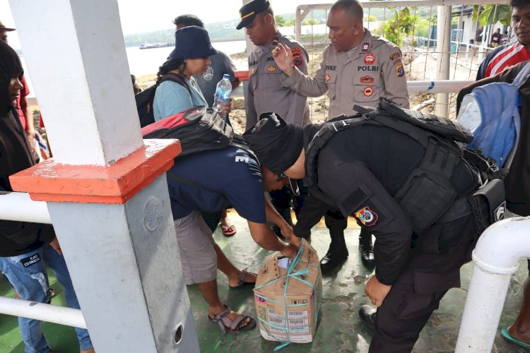 Ratusan Liter Moke Diamankan di Pelabuhan Bolok, 3 Karung Pakaian dan 3 Motor Tanpa Dokumen