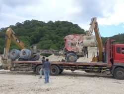 Truk Tronton yang Tertimbun Longsor di Takari Dievakuasi ke Kupang