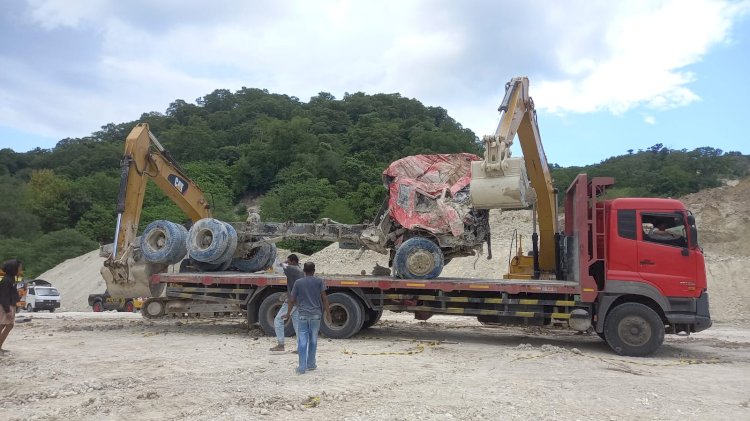 Truk Tronton yang Tertimbun Longsor di Takari Dievakuasi ke Kupang
