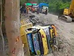 Hujan dan Jalan Licin, Truk Terbalik di Lokasi Longsor Takari