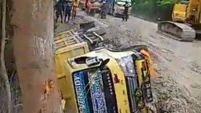 Hujan dan Jalan Licin, Truk Terbalik di Lokasi Longsor Takari