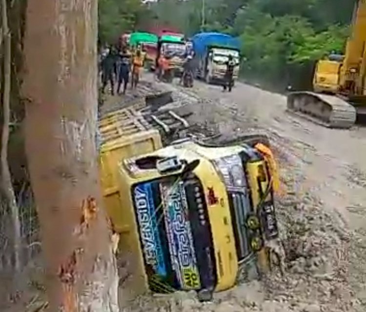 Hujan dan Jalan Licin, Truk Terbalik di Lokasi Longsor Takari