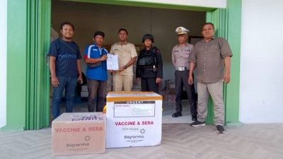 1.667 Vial Vaksin Pfiser Tiba di Kupang, Polisi Kawal Ketat