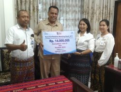 Peduli Baduta Stunting di Bulan Ramadhan dan Paskah, Karyawan Bank NTT Cabang Maumere Serahkan Bantuan Dana Rp14 Juta