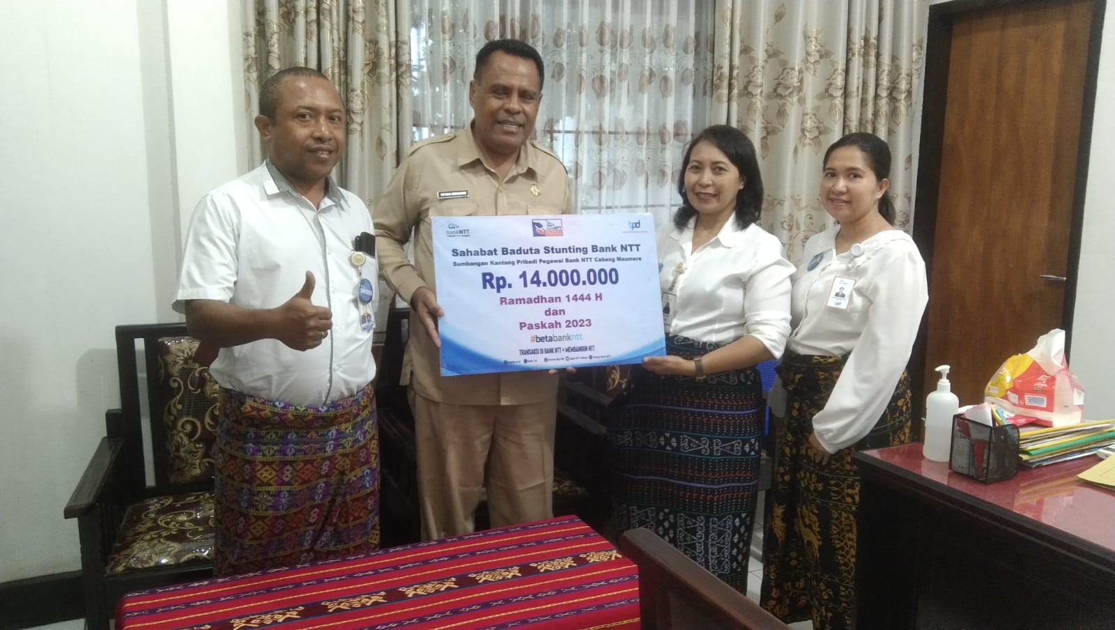 Peduli Baduta Stunting di Bulan Ramadhan dan Paskah, Karyawan Bank NTT Cabang Maumere Serahkan Bantuan Dana Rp14 Juta