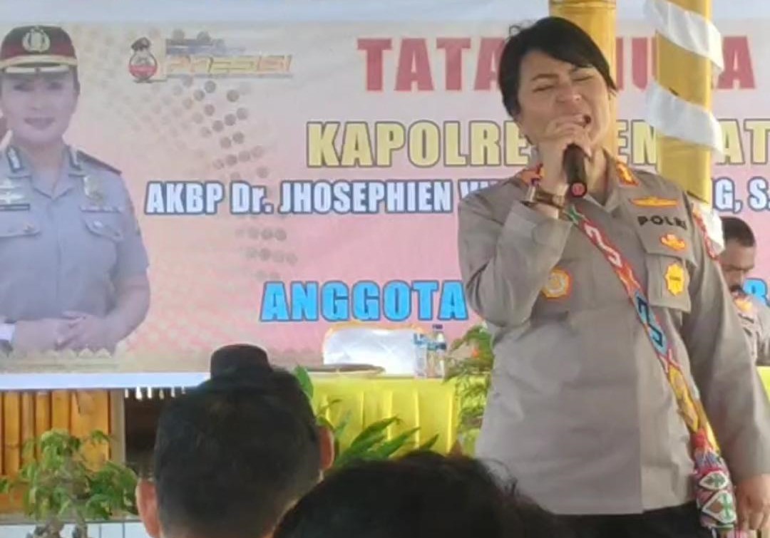 Kapolres Lembata AKBP Vivick Menangis Saat Lantunkan Lagu Bale Nagi