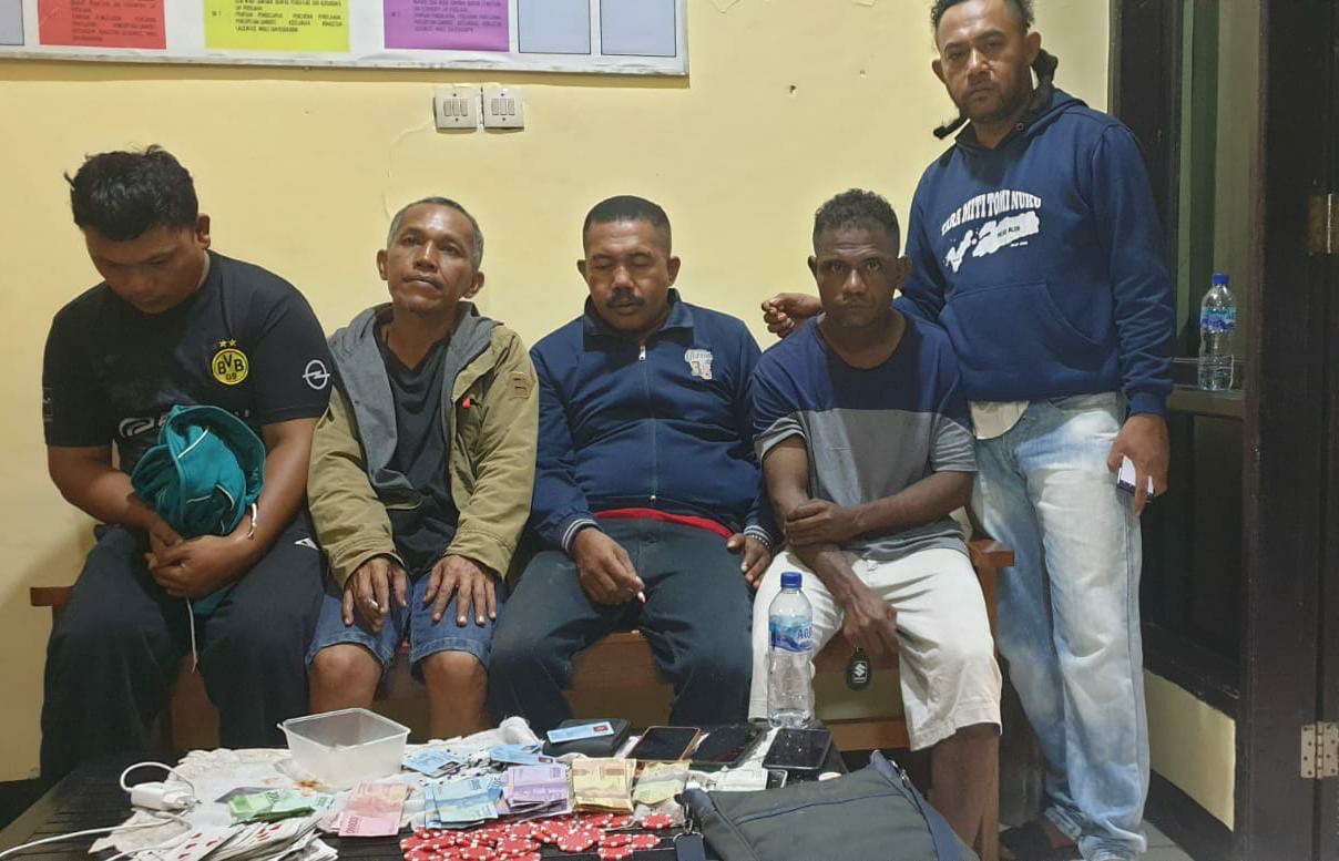 Gerebek Judi Kartu Remi di Kupang, Polisi Amankan 4 Pelaku, Barang Bukti Uang, Motor dan Mobil