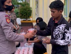 Srikandi Ditsamapta Polda NTT Bagi-bagi Takjil