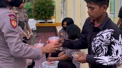 Srikandi Ditsamapta Polda NTT Bagi-bagi Takjil