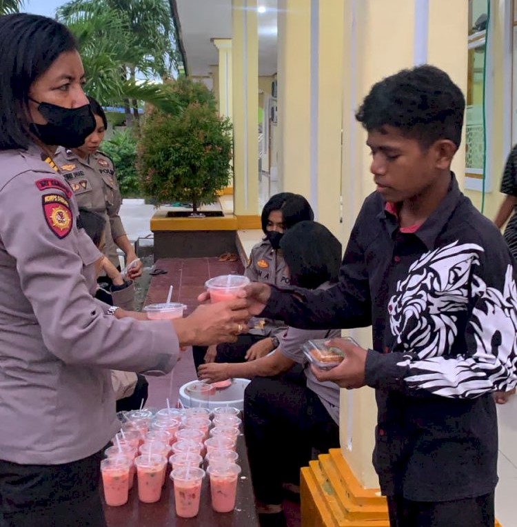 Srikandi Ditsamapta Polda NTT Bagi-bagi Takjil Srikandi Ditsamapta Polda NTT Bagi-bagi Takjil