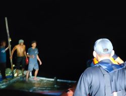 Berlayar Malam, Kapal Bocor di Selat Rote, Tim SAR Evakuasi 4 Korban