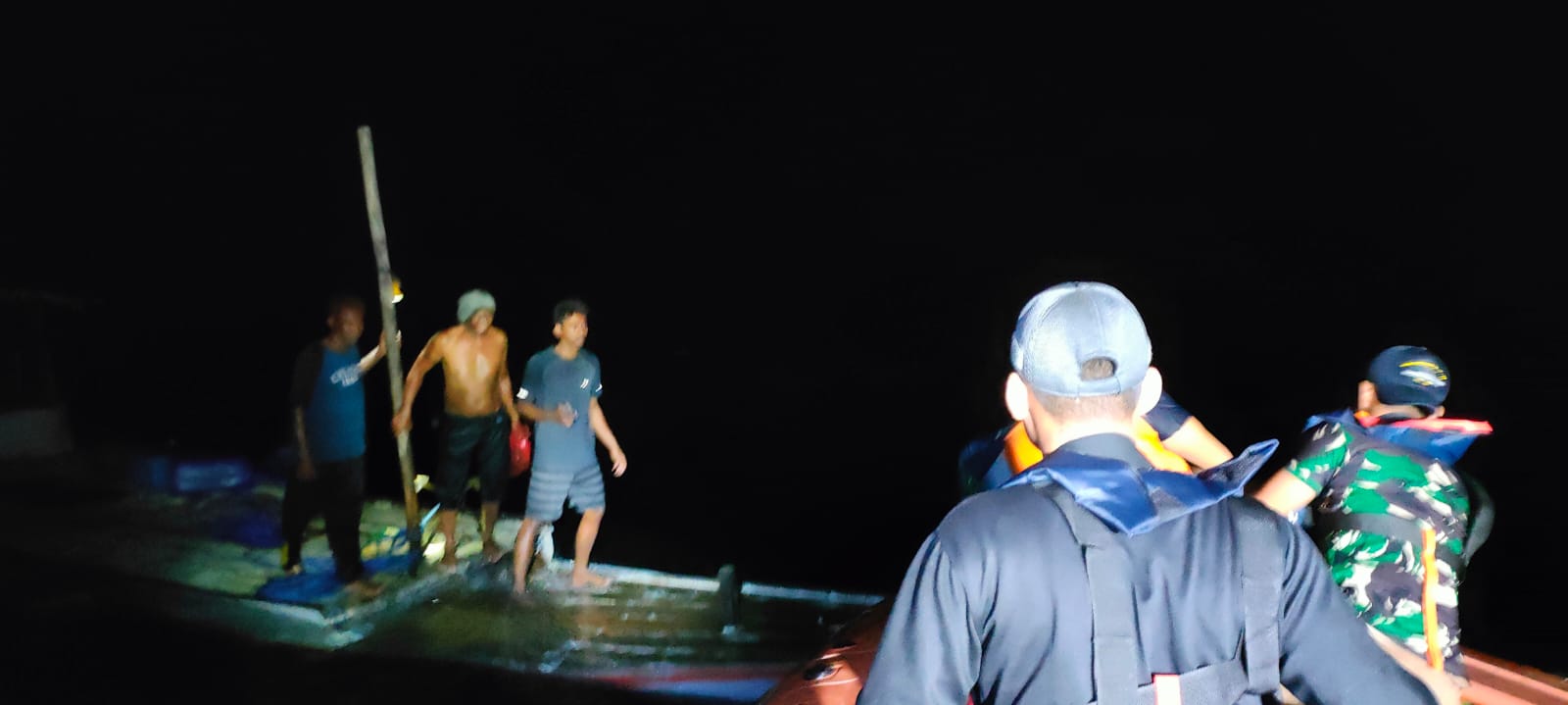 Berlayar Malam, Kapal Bocor di Selat Rote, Tim SAR Evakuasi 4 Korban