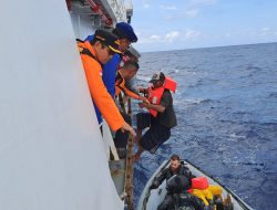 Kapal Karam di Perairan Australia, 12 Nelayan Rote Diselamatkan JRCC, Dievakuasi Tim SAR Gabungan
