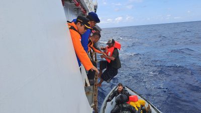 Kapal Karam di Perairan Australia, 12 Nelayan Rote Diselamatkan JRCC, Dievakuasi Tim SAR Gabungan