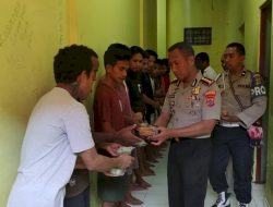 Kapolresta Bagikan Makanan Ringan kepada Tahanan Saat Perayaan HUT Kota Kupang