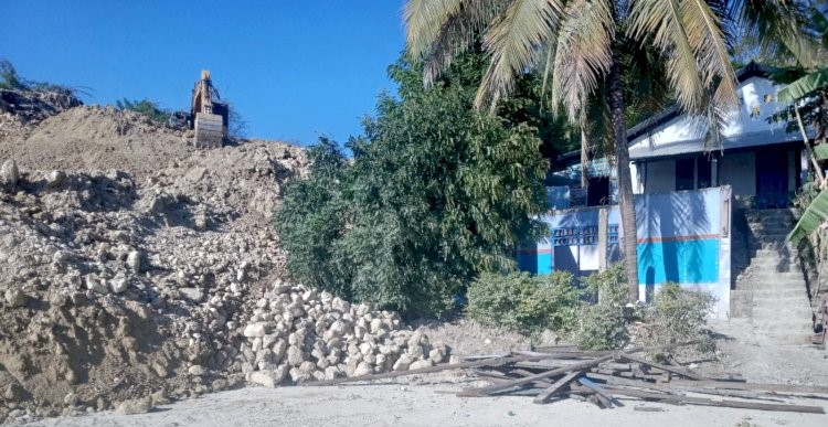 1 Unit Rumah Warga Nyaris Tertimbun Material Longsoran di Takari