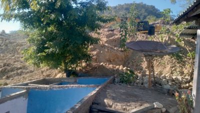 1 Unit Rumah Warga Nyaris Tertimbun Material Longsoran di Takari