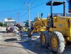 Puluhan Tahun Rusak, Warga Jalan Kejora Oebufu-Kupang Swadaya Perbaiki Jalan