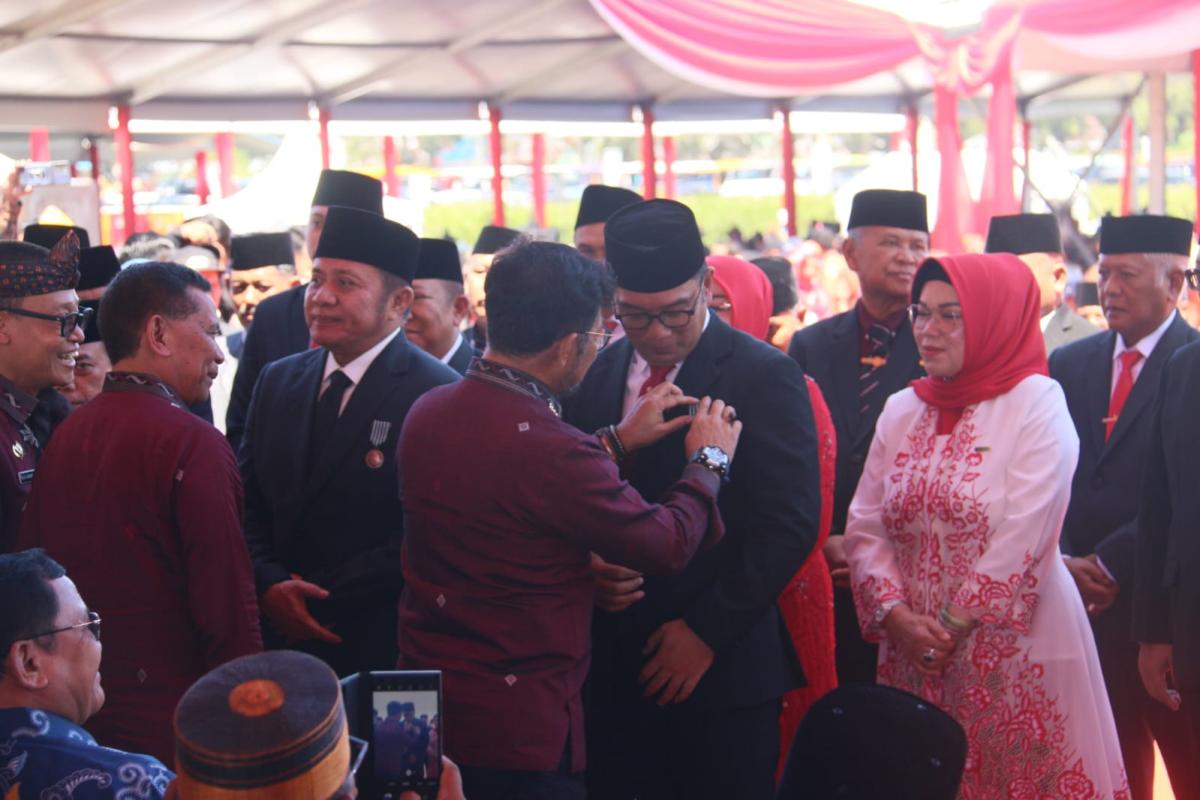 Ridwan Kamil Persembahkan Satyalancana Wira Karya kepada Elemen Masyarakat Pertanian Jabar Ridwan Kamil Persembahkan Satyalancana Wira Karya kepada Elemen Masyarakat Pertanian Jabar