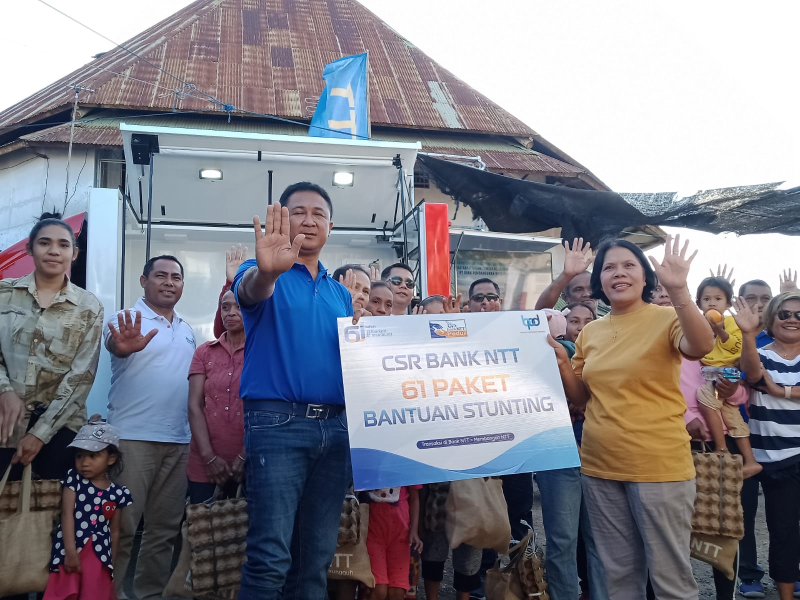 Jelang HUT Ke-61, Bank NTT Bersihkan Pasar dan Serahkan Bantuan Stunting