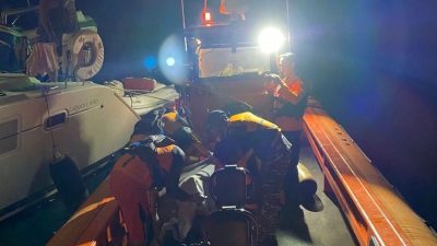 Tim SAR Evakuasi WN Australia yang Kecelakaan Saat Berlayar di Ende