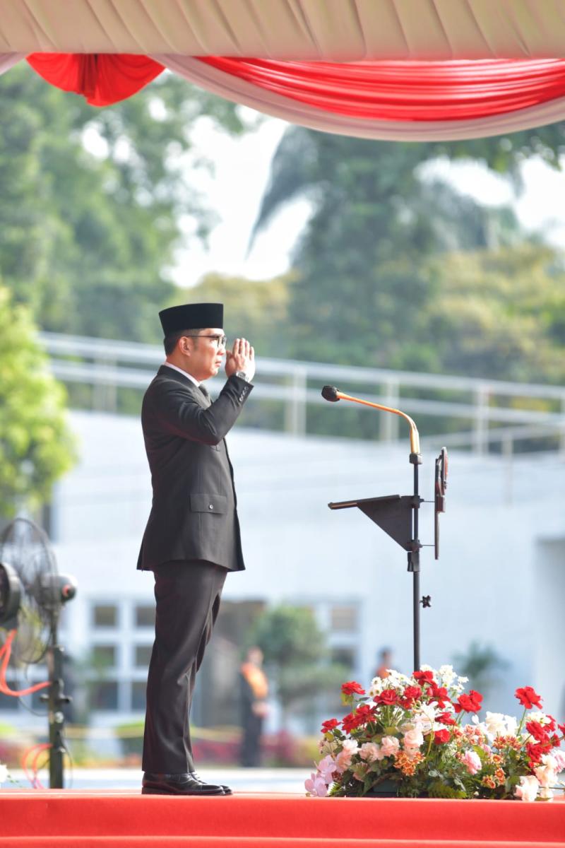 Gubernur Ridwan Kamil Lantik 1.664 PNS Fungsional, Minta Pegawai Beri Dedikasi Tinggi Gubernur Ridwan Kamil Lantik 1.664 PNS Fungsional, Minta Pegawai Beri Dedikasi Tinggi