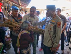 Sapu Lidi dan Sejuta Harapan: Kisah Kebaikan Kapolda NTT di Pasar Kasih Naikoten